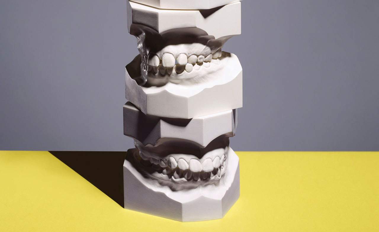 Sculpture showing teeth